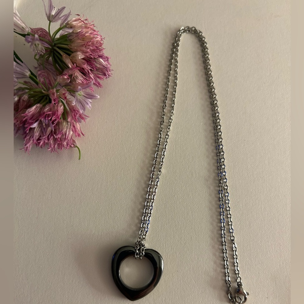 NWOT 1💰free w/bundle Necklace Hematite gray stone heart, hypoallergenic chain